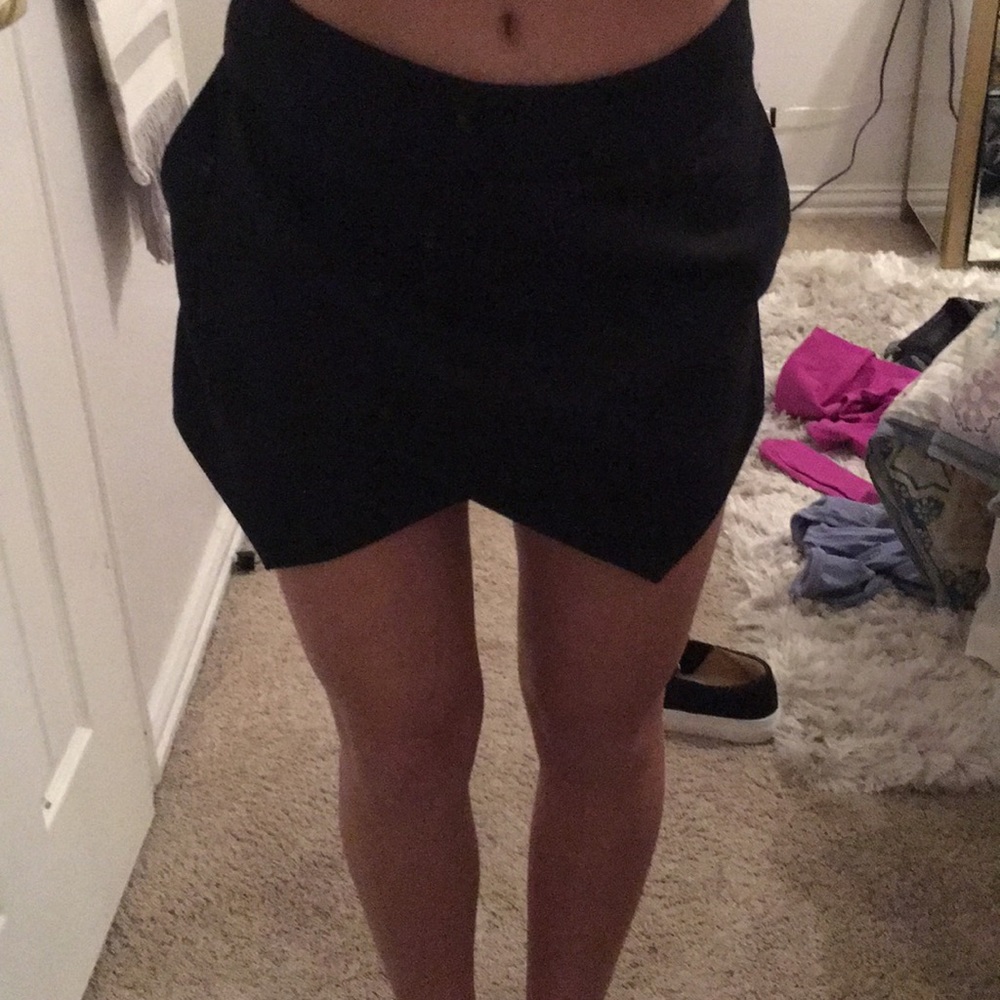 ASYMMETRICAL SKORT